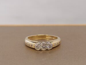 18ct Gold Bezel-Set 3 Stone Diamond Ring (Pre-owned)