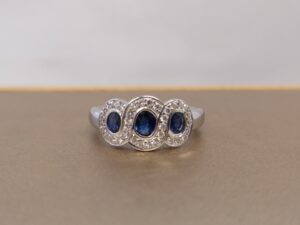 18ct White Gold Sapphire & Diamond Ring (Pre-owned)